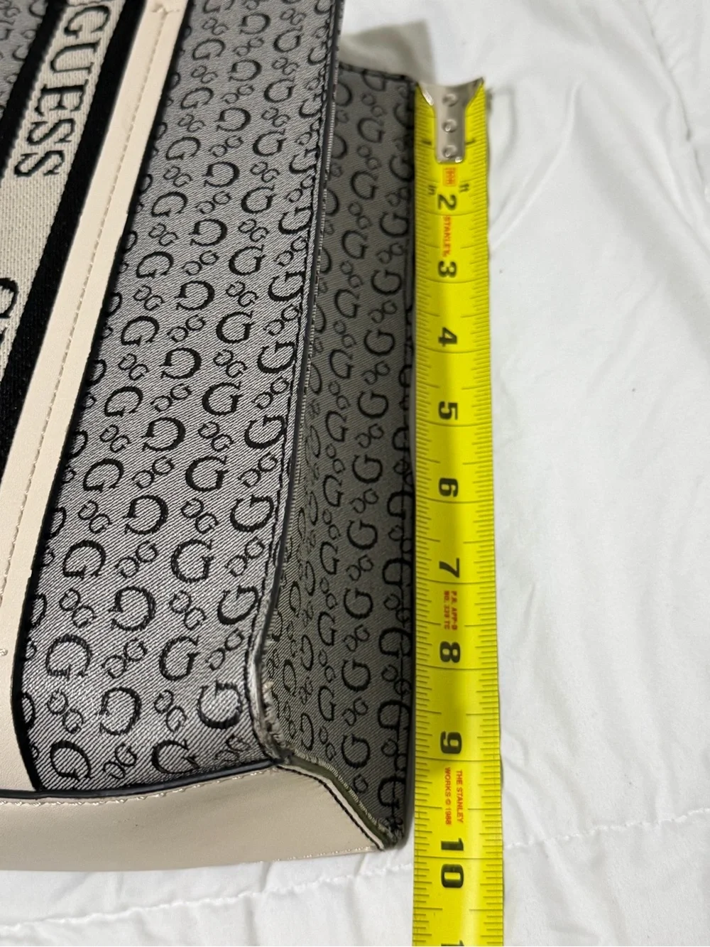 Guess tote repeating